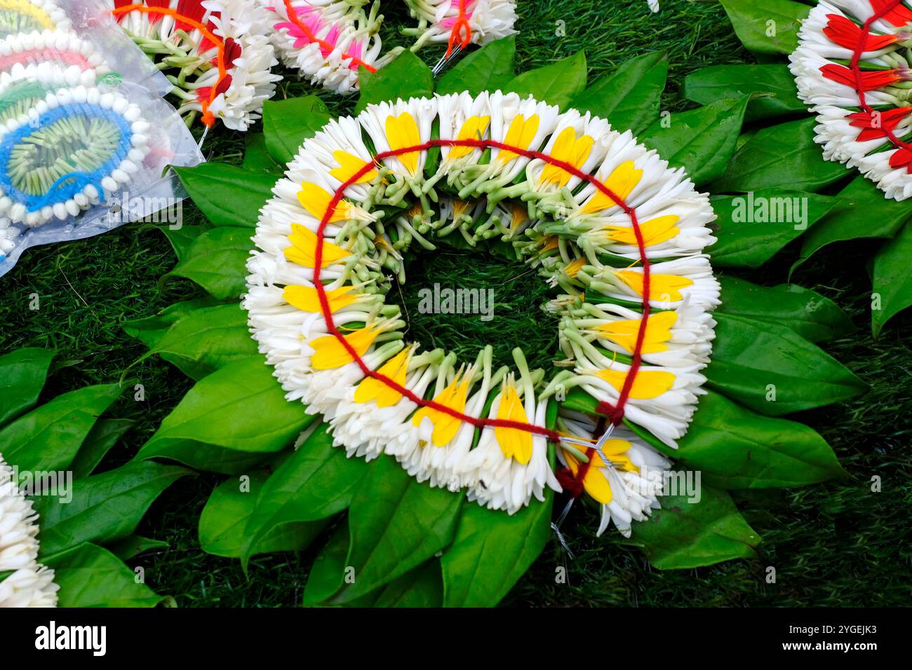 Indische Braut Haarschmuck, Braut Haarschmuck, Indische Blumen, frische Blumengirlande, Veni, Gajra zum Verkauf in Pune Market. Stockfoto