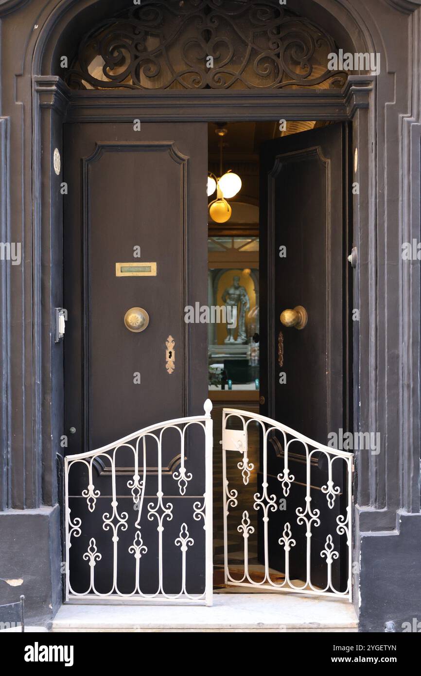 Valletta. Eingang. Haus. Hotel. offene Tür. weisses Tor. schwarze Tür. goldener Türknopf. Statue. Skulptur. Design. Modernes Wohnen. Extra Klasse. Reich Stockfoto