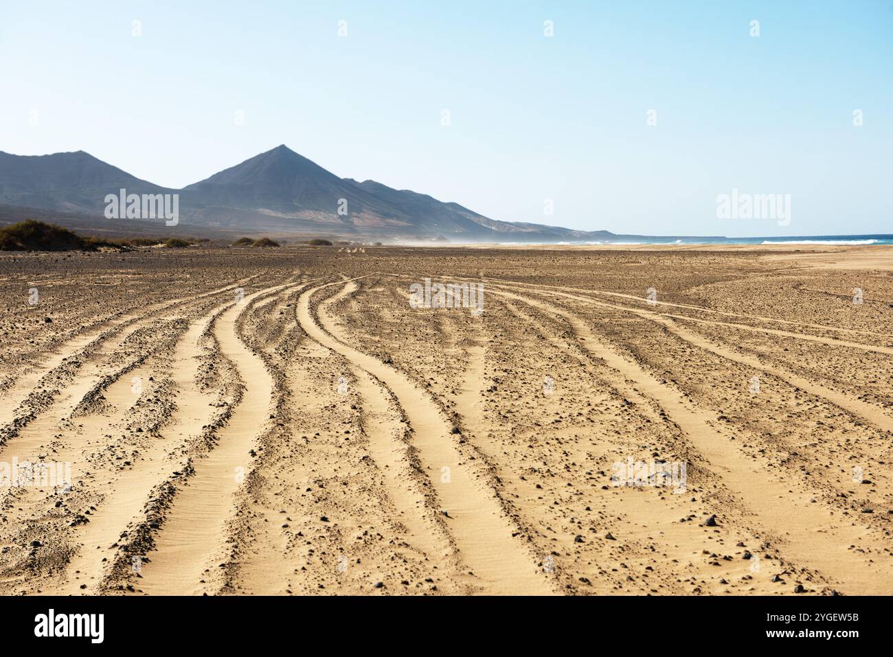 Wunderschöne Landschaft mit welligen Sandwegen von Autos am Playa de Cofete Strand. Reisen Sie durch Fuerteventura. Kanarische Inseln, Spanien. Stockfoto