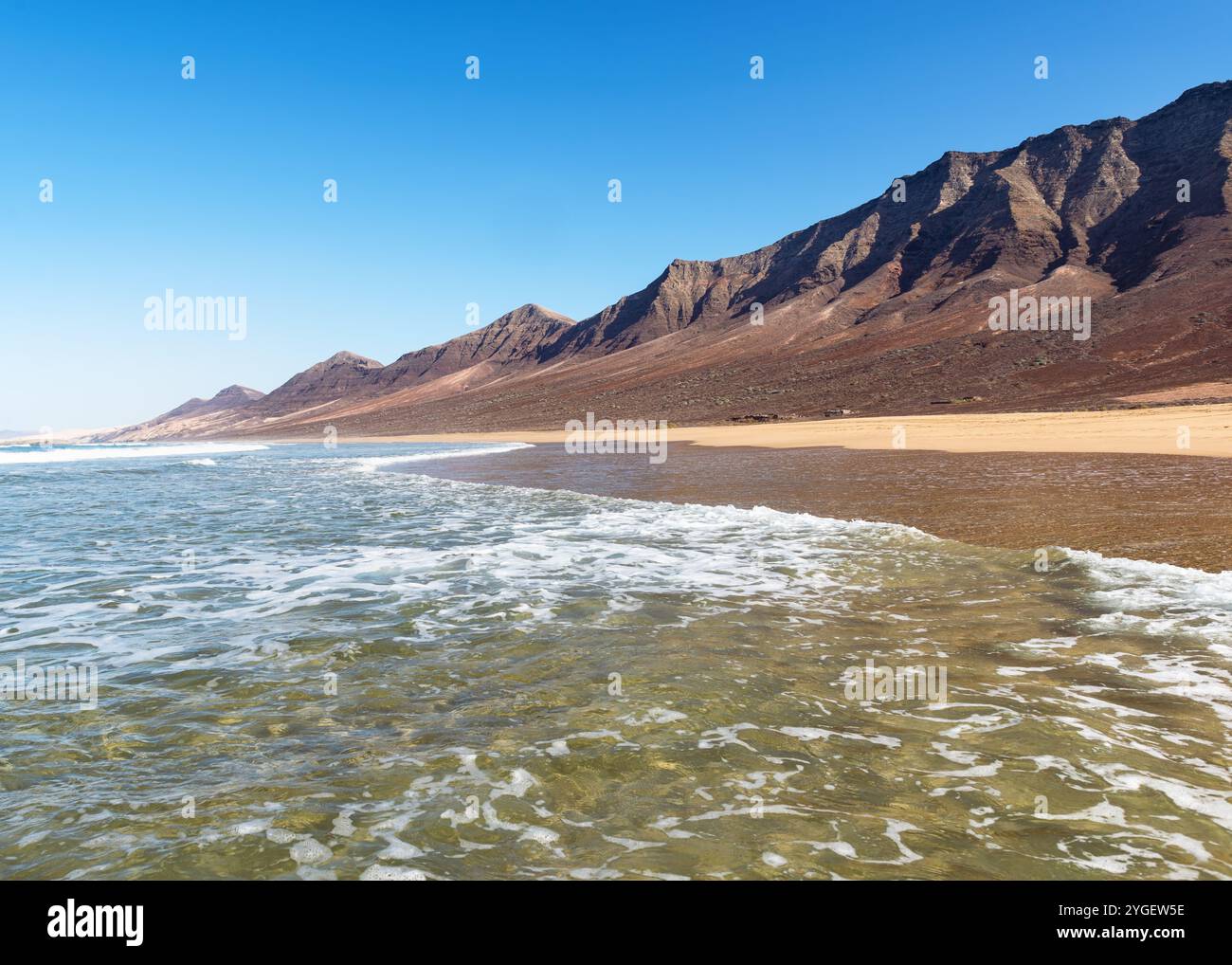 Wunderschöne Landschaft des welligen Atlantiks am Strand Playa de Cofete. Reisen Sie durch Fuerteventura. Kanarische Inseln, Spanien. Stockfoto