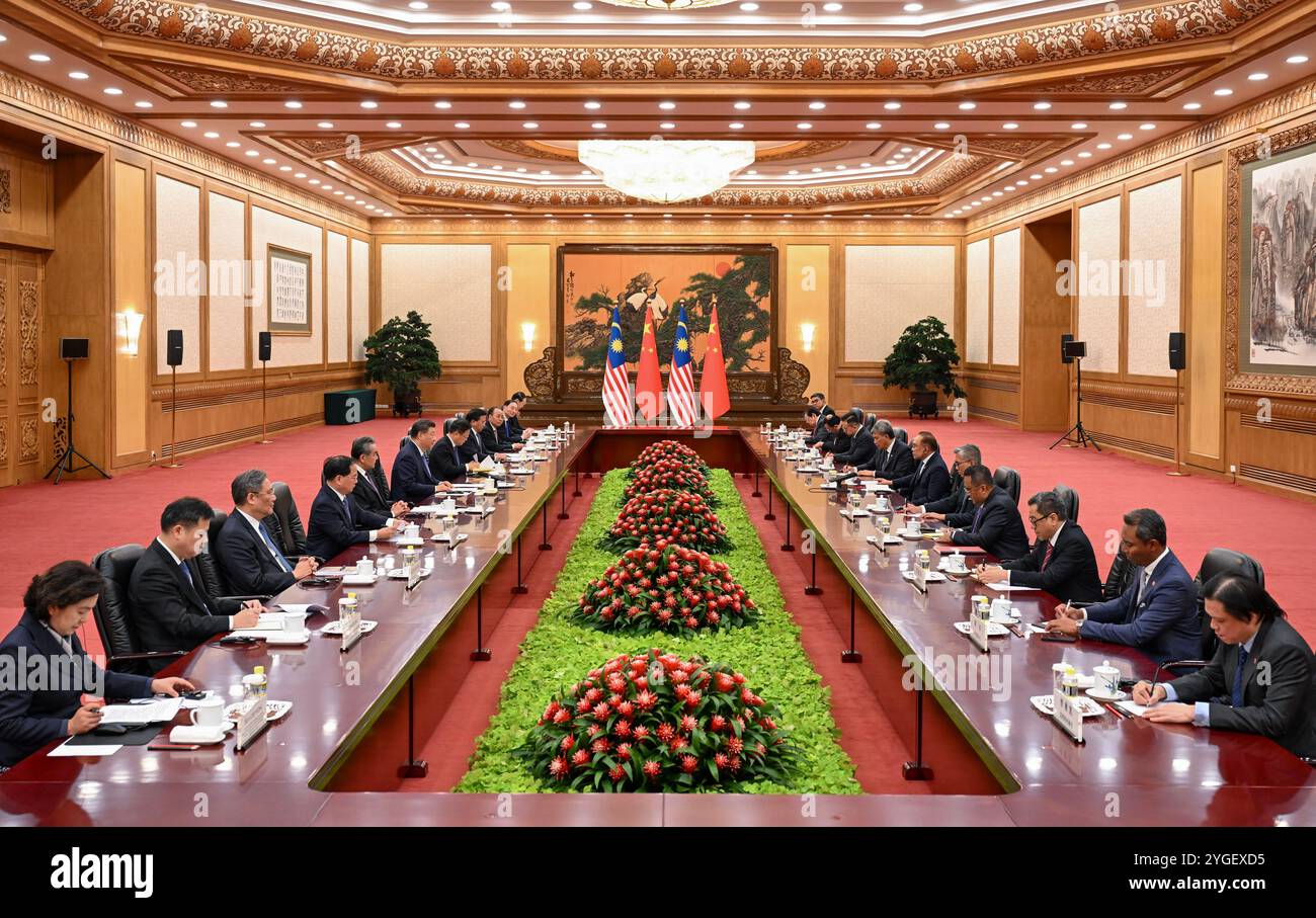 Peking, China. November 2024. Der chinesische Präsident Xi Jinping trifft sich am 7. November 2024 in Peking, der Hauptstadt Chinas, mit dem Premierminister Malaysias Anwar Ibrahim. Quelle: Xie Huanchi/Xinhua/Alamy Live News Stockfoto