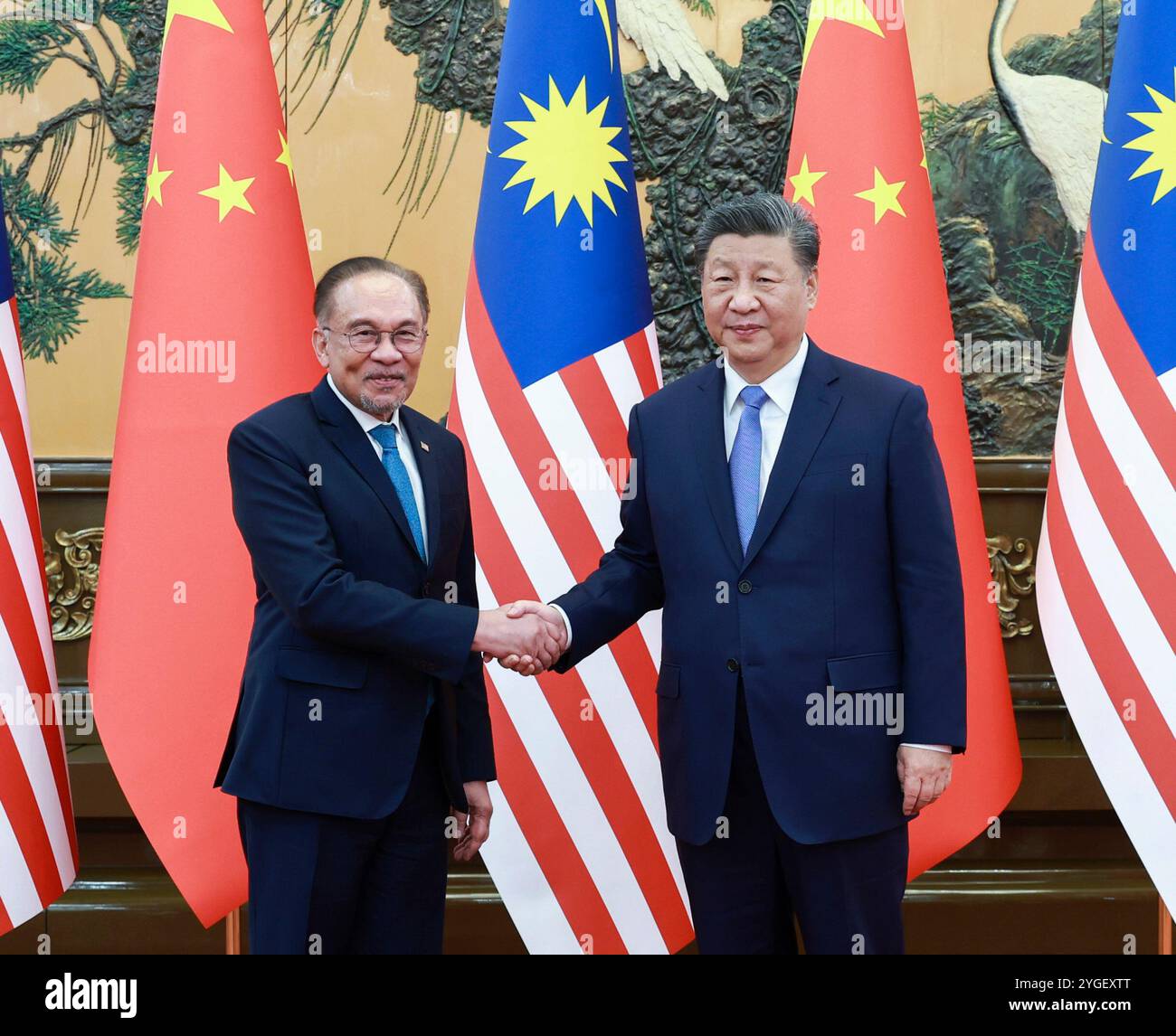 Peking, China. November 2024. Der chinesische Präsident Xi Jinping trifft sich am 7. November 2024 in Peking, der Hauptstadt Chinas, mit dem Premierminister Malaysias Anwar Ibrahim. Quelle: Wang Ye/Xinhua/Alamy Live News Stockfoto