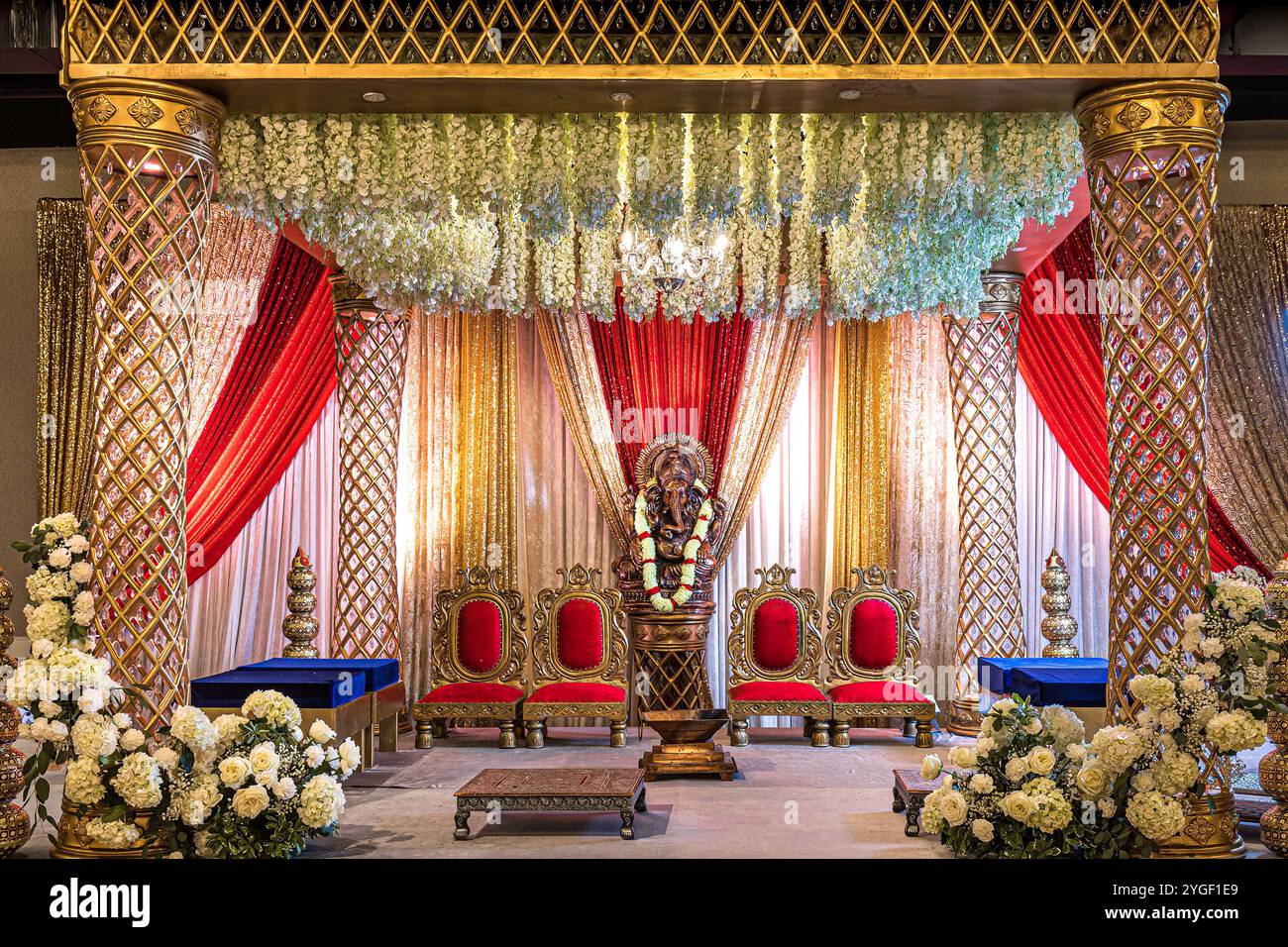 Traditionelle indische Hochzeit Mandap Baldachin mit Blumendekoration – lebendige hinduistische Hochzeitszeremonie Stockfoto