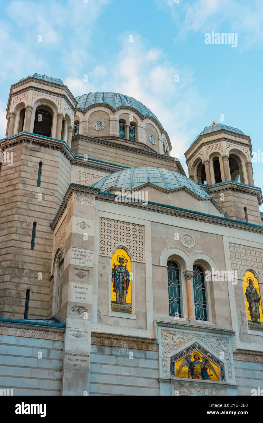 Triest, Italien - 20.09.2024: Die Kirche des Heiligen Spyridon Serbisch-Orthodoxe in Triest wird morgens mit klarem blauen Himmel gesehen, ein touristisches Wahrzeichen der c Stockfoto