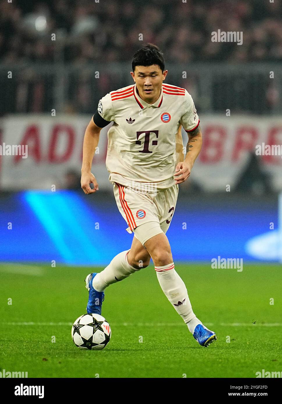 Allianz Areana, München, Deutschland. November 2024. Min-jae Kim von Bayern München kontrolliert den Ball in einem Spiel der 4. Champions-League-Runde, Bayern München gegen Benfica, bei Allianz Areana, München. Ulrik Pedersen/CSM/Alamy Live News Stockfoto