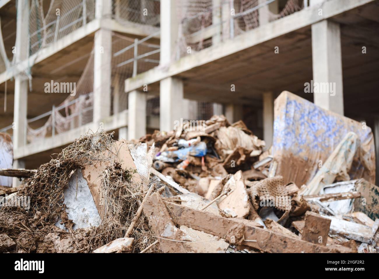 Alfafar, Valencia, Spanien - 7. November 2024 - die Folgen und Auswirkungen der DANA auf Gebäude und Autos sind katastrophal. Menschen arbeiten ohne Ruhe, Freiwillige und Einwohner. Nachrichten mit Schlamm oder Markern sind überall, Nachrichten an Politiker und Freiwillige aus ganz Spanien. Quelle: Roberto Arosio/Alamy Live News Stockfoto