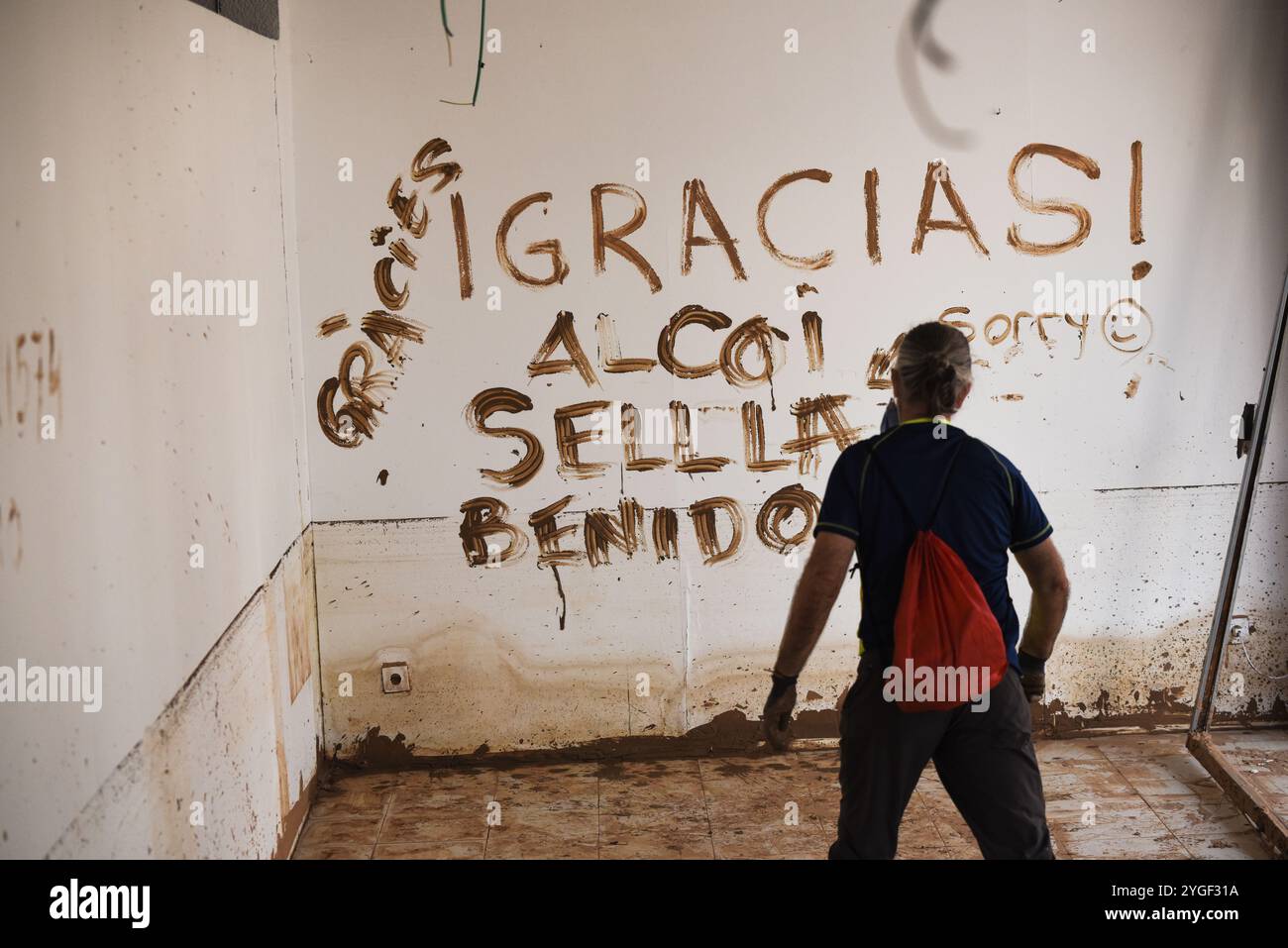 Alfafar, Valencia, Spanien - 7. November 2024 - die Folgen und Auswirkungen der DANA auf Gebäude und Autos sind katastrophal. Menschen arbeiten ohne Ruhe, Freiwillige und Einwohner. Nachrichten mit Schlamm oder Markern sind überall, Nachrichten an Politiker und Freiwillige aus ganz Spanien. Quelle: Roberto Arosio/Alamy Live News Stockfoto