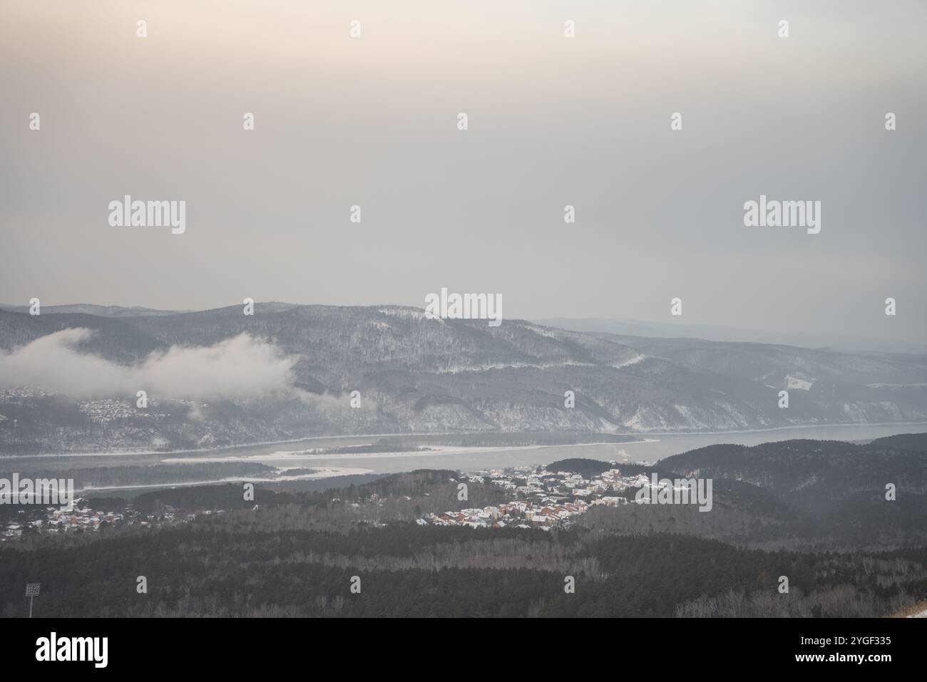 Enisey Fluss im Winter mit gefrorenen Bäumen. Hochwertige Fotos Stockfoto