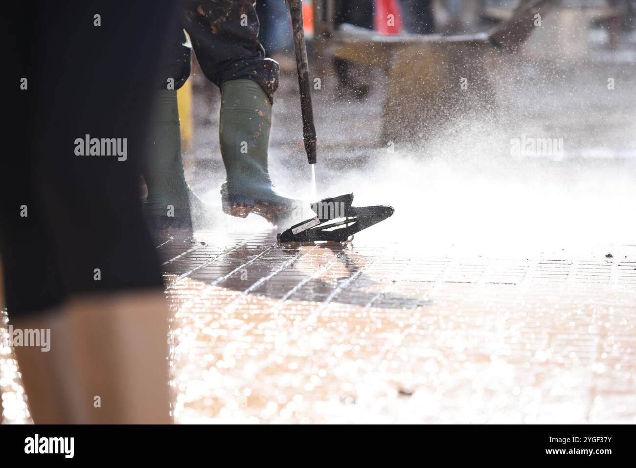 Alfafar, Valencia, Spanien - 7. November 2024 - die Folgen und Auswirkungen der DANA auf Gebäude und Autos sind katastrophal. Menschen arbeiten ohne Ruhe, Freiwillige und Einwohner. Nachrichten mit Schlamm oder Markern sind überall, Nachrichten an Politiker und Freiwillige aus ganz Spanien. Quelle: Roberto Arosio/Alamy Live News Stockfoto