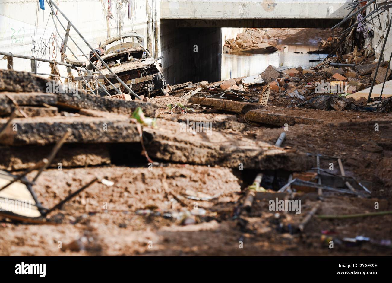 Alfafar, Valencia, Spanien - 7. November 2024 - die Folgen und Auswirkungen der DANA auf Gebäude und Autos sind katastrophal. Menschen arbeiten ohne Ruhe, Freiwillige und Einwohner. Nachrichten mit Schlamm oder Markern sind überall, Nachrichten an Politiker und Freiwillige aus ganz Spanien. Quelle: Roberto Arosio/Alamy Live News Stockfoto