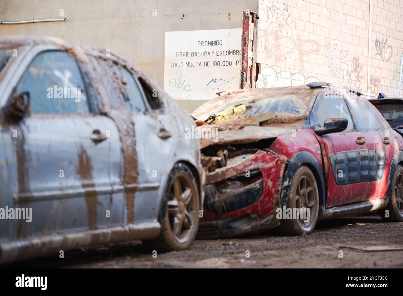 Alfafar, Valencia, Spanien - 7. November 2024 - die Folgen und Auswirkungen der DANA auf Gebäude und Autos sind katastrophal. Menschen arbeiten ohne Ruhe, Freiwillige und Einwohner. Nachrichten mit Schlamm oder Markern sind überall, Nachrichten an Politiker und Freiwillige aus ganz Spanien. Quelle: Roberto Arosio/Alamy Live News Stockfoto