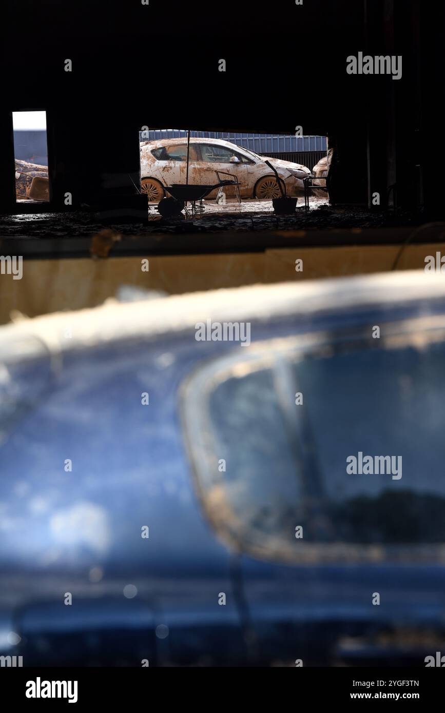 Alfafar, Valencia, Spanien - 7. November 2024 - die Folgen und Auswirkungen der DANA auf Gebäude und Autos sind katastrophal. Menschen arbeiten ohne Ruhe, Freiwillige und Einwohner. Nachrichten mit Schlamm oder Markern sind überall, Nachrichten an Politiker und Freiwillige aus ganz Spanien. Quelle: Roberto Arosio/Alamy Live News Stockfoto