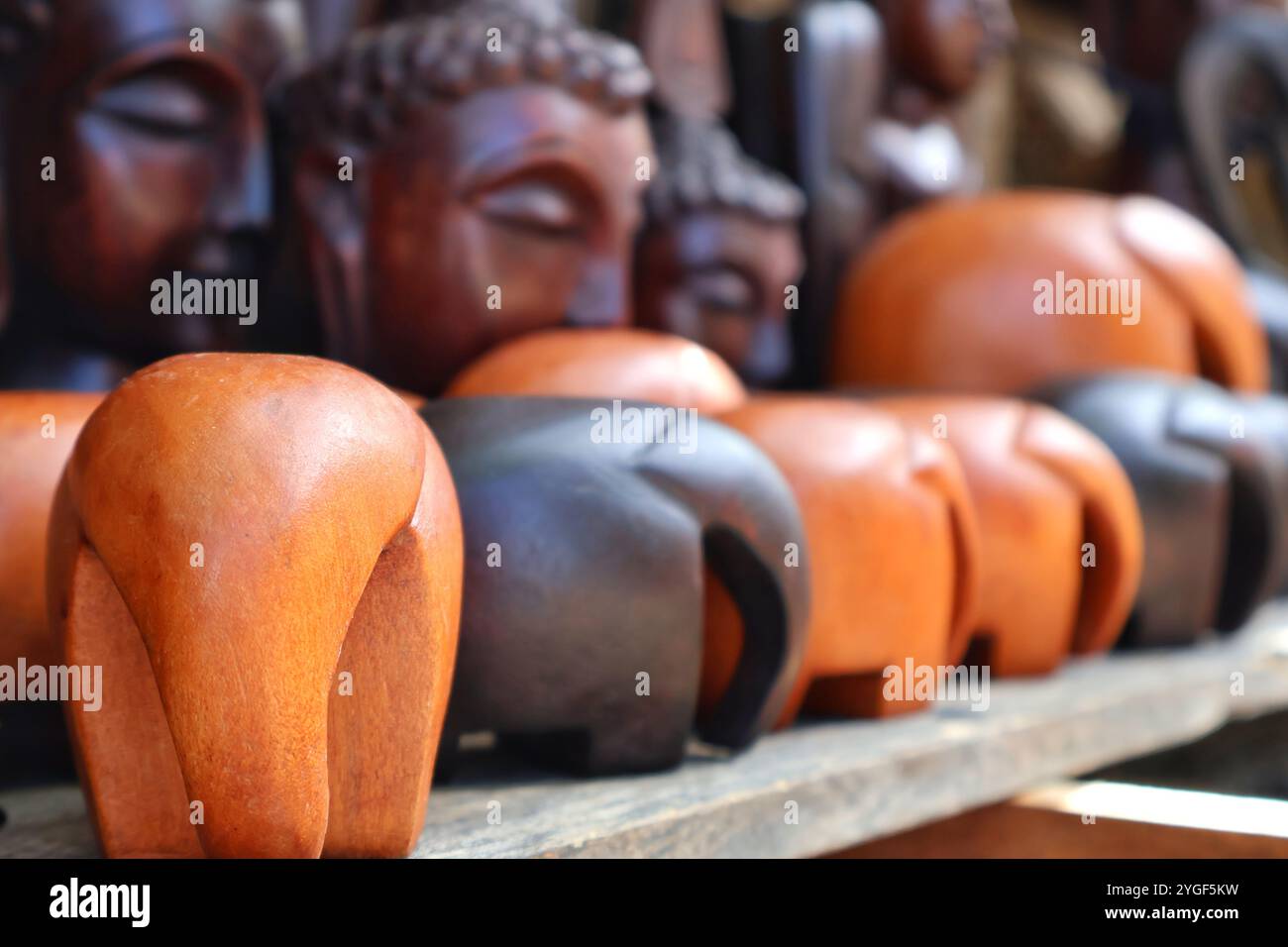 Holzhandwerk wird in den Höhlen von Srilanka dambulla zum Verkauf gehalten. Repräsentatives Bild für Tourismus, Kunsthandwerk in einer Reise zu kaufen. Kunsthandwerk von lokalen Handwerkern. Stockfoto Holzhandwerk wird in den Höhlen von Srilanka dambulla zum Verkauf gehalten. Repräsentatives Bild für Tourismus, Kunsthandwerk in einer Reise zu kaufen. Kunsthandwerk von lokalen Handwerkern. Stockfoto