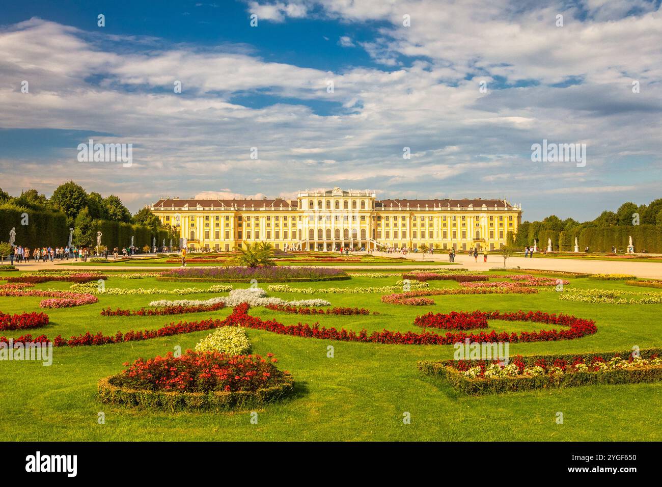 WIEN, ÖSTERREICH - 29. AUGUST 2013: Schloss Schönbrunn von hinten mit Blick auf den Garten. Stockfoto