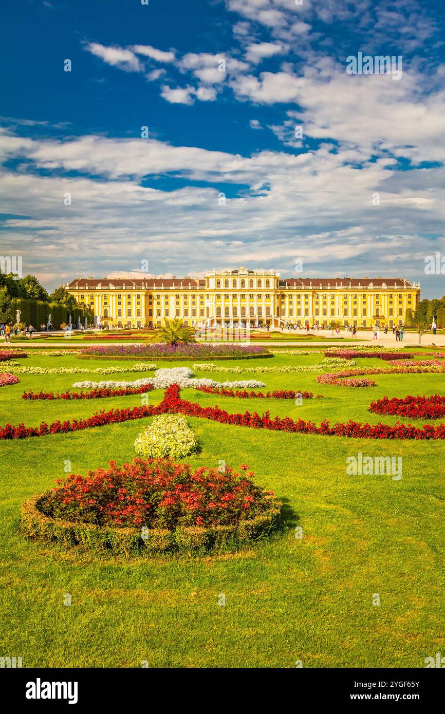 WIEN, ÖSTERREICH - 29. AUGUST 2013: Schloss Schönbrunn von hinten mit Blick auf den Garten. Stockfoto