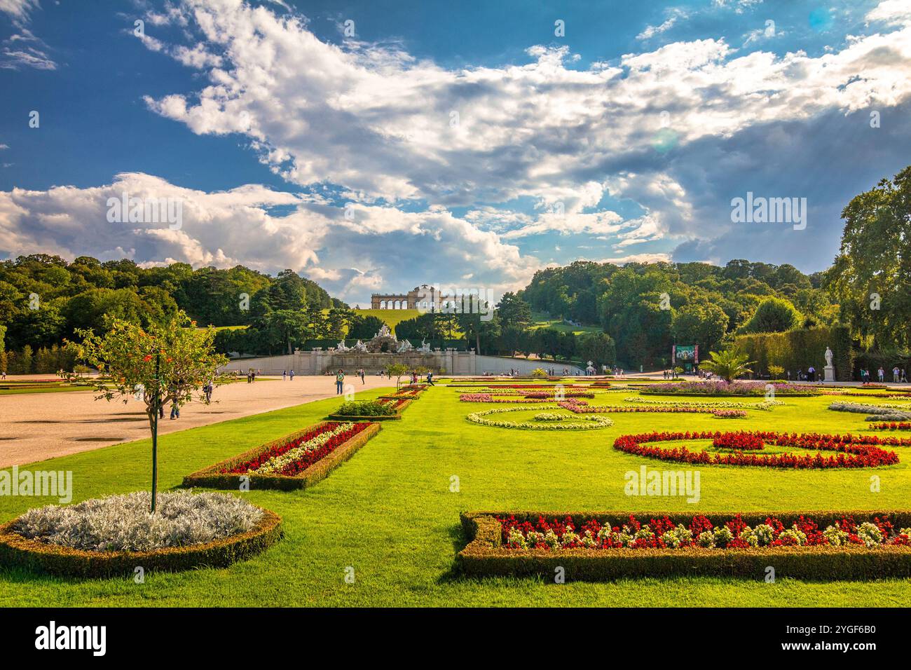 WIEN, ÖSTERREICH - 29. AUGUST 2013: Blick auf die Gloriette vom Garten des Schlosses Schönbrunn. Stockfoto