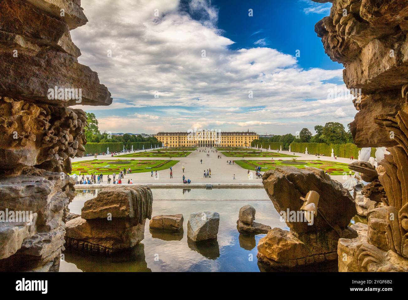 WIEN, ÖSTERREICH - 29. AUGUST 2013: Schloss Schönbrunn von hinten mit Blick auf den Garten. Stockfoto