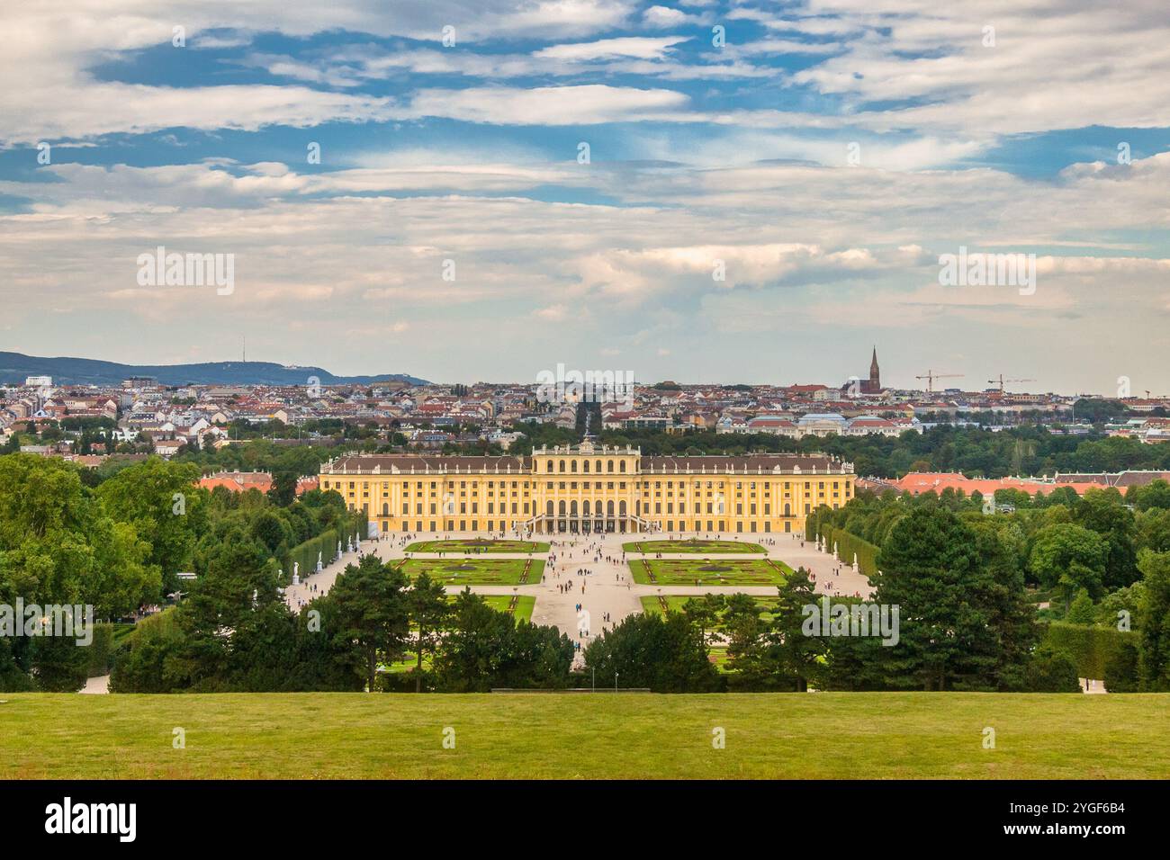 WIEN, ÖSTERREICH - 29. AUGUST 2013: Schloss Schönbrunn mit Garten und Stadtbild im Hintergrund. Stockfoto