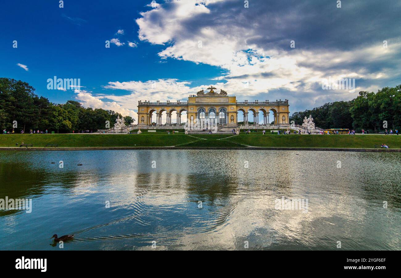 WIEN, ÖSTERREICH - 29. AUGUST 2013: Die Gloriette im Schlosspark Schönbrunn. Stockfoto
