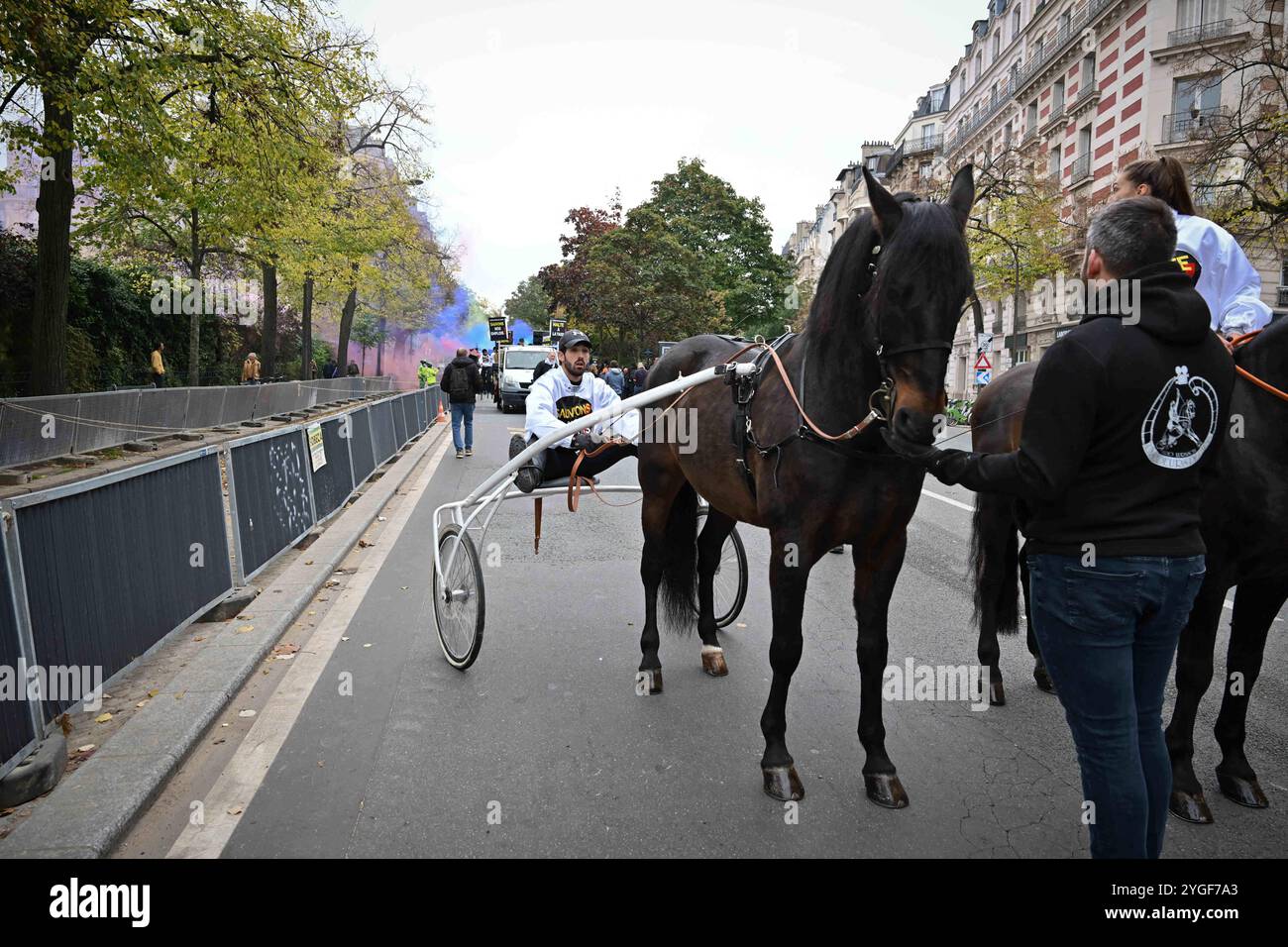 Paris, Frankreich. November 2024. Die Pferderennbranche protestiert gegen eine vorgeschlagene Steuererhöhung für Wetten am 7. November 2024 in Paris. Die Pferderennindustrie bricht die für diesen Donnerstag, den 7. November 2024 geplanten Rennen ab, um einen Streik zu unterstützen. Foto: Tomas Stevens/ABACAPRESS. COM Credit: Abaca Press/Alamy Live News Stockfoto