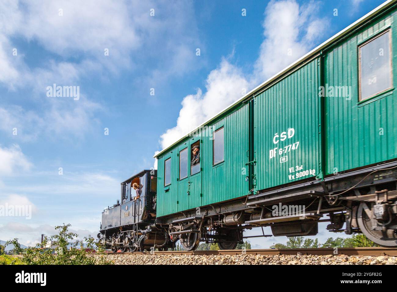 RAJEC, SLOWAKEI - 17. AUGUST 2019: Fahrt eines historischen Zuges mit Dampflokomotive auf der Strecke Zilina - Rajec, Slowakei. Stockfoto