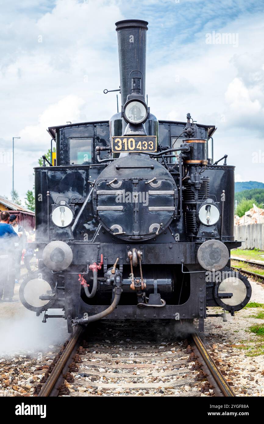 RAJEC, SLOWAKEI - 17. AUGUST 2019: Fahrt eines historischen Zuges mit Dampflokomotive auf der Strecke Zilina - Rajec, Slowakei. Stockfoto