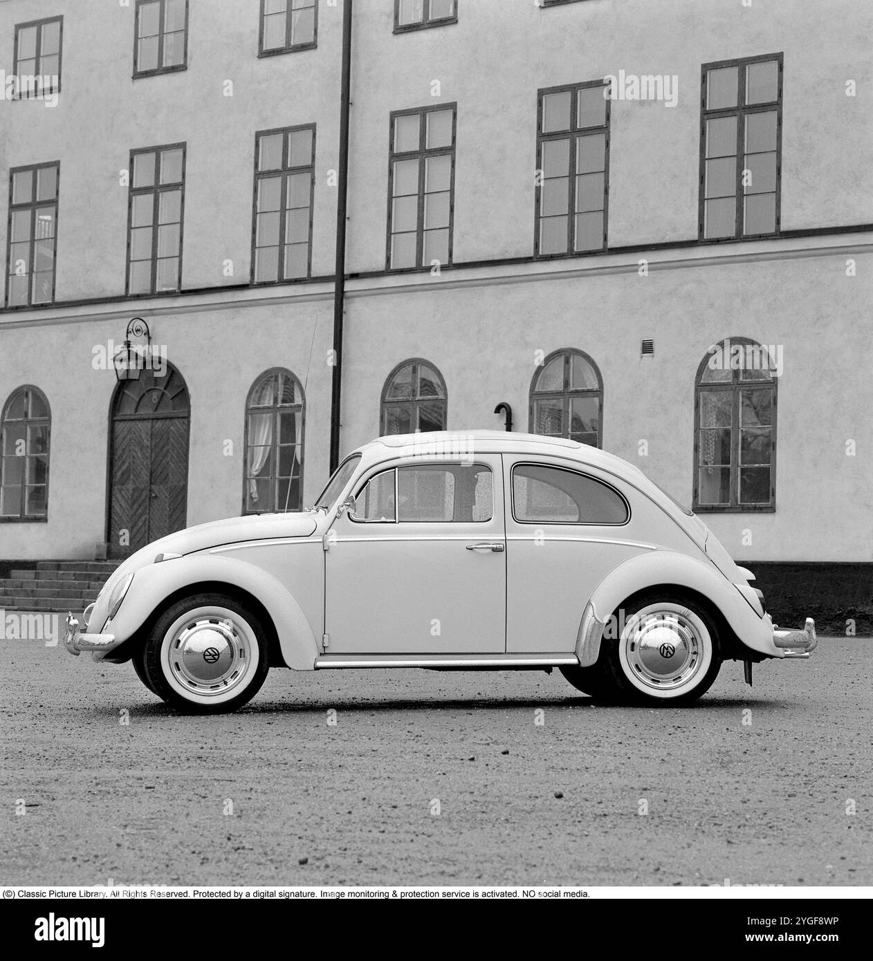 Der Volkswagen Käfer, offiziell Volkswagen Typ 1, ist ein Kleinwagen des deutschen Herstellers Volkswagen von 1938 bis 2003. Der Käfer ist eines der legendärsten Autos der Automobilgeschichte und bekannt für seine unverwechselbare Form. Seine Produktionsdauer von 65 Jahren ist die längste aller Automobilgenerationen, und seine Gesamtproduktion von über 21,5 Millionen ist die größte aller Fahrzeuge auf einer Plattform. 1962 Stockfoto