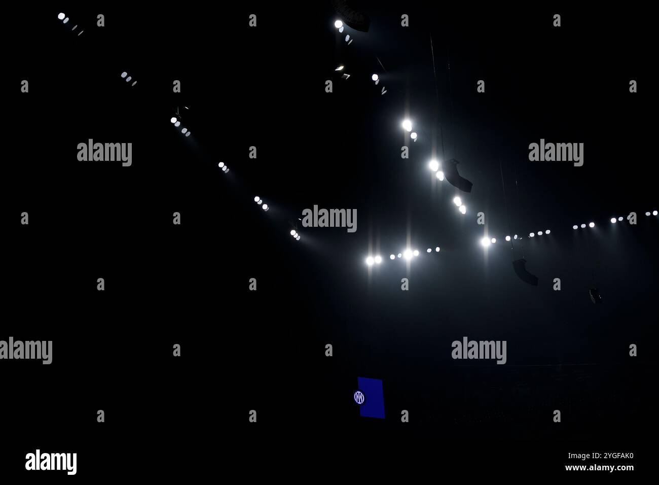 Das Wappen des FC Internazionale ist auf dem Bildschirm des Stadions während des Fußballspiels der UEFA Champions League 2024/2025 zwischen dem FC Internazionale und dem Arsenal FC im San Siro Stadion in Mailand (Italien) am 6. November 2024 zu sehen. Stockfoto
