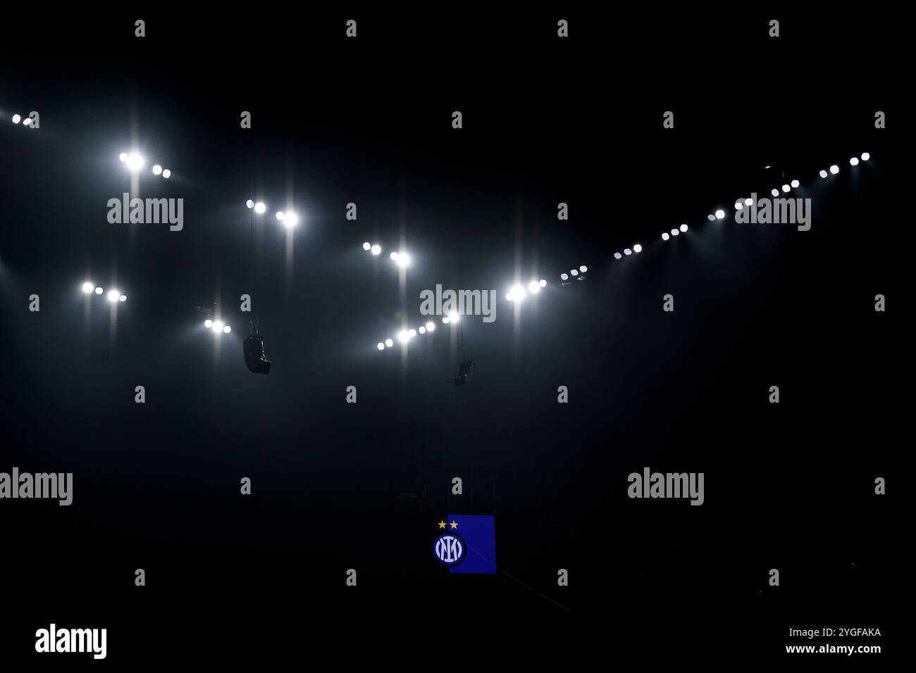 Das Wappen des FC Internazionale ist auf dem Bildschirm des Stadions während des Fußballspiels der UEFA Champions League 2024/2025 zwischen dem FC Internazionale und dem Arsenal FC im San Siro Stadion in Mailand (Italien) am 6. November 2024 zu sehen. Stockfoto