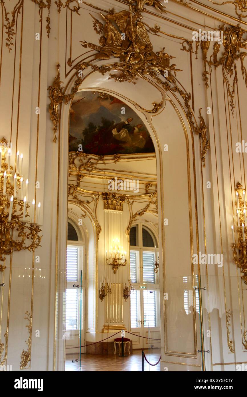 Wien, Österreich - 6. Oktober 2024: Kunstvolle barocke Inneneinrichtung mit vergoldeten Details und Freskendecke im Schloss Schönbrunn. Hochwertige Fotos Stockfoto
