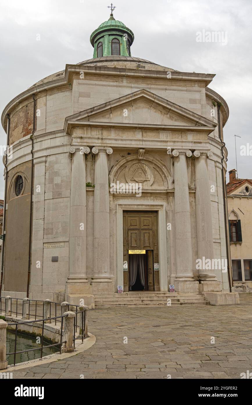 Venedig, Italien - 09. Oktober 2024: Eintritt zur Kirche Chiesa di Santa Maria Maddalena im Sestiere von Cannaregio in Venedig Herbsttag. Stockfoto