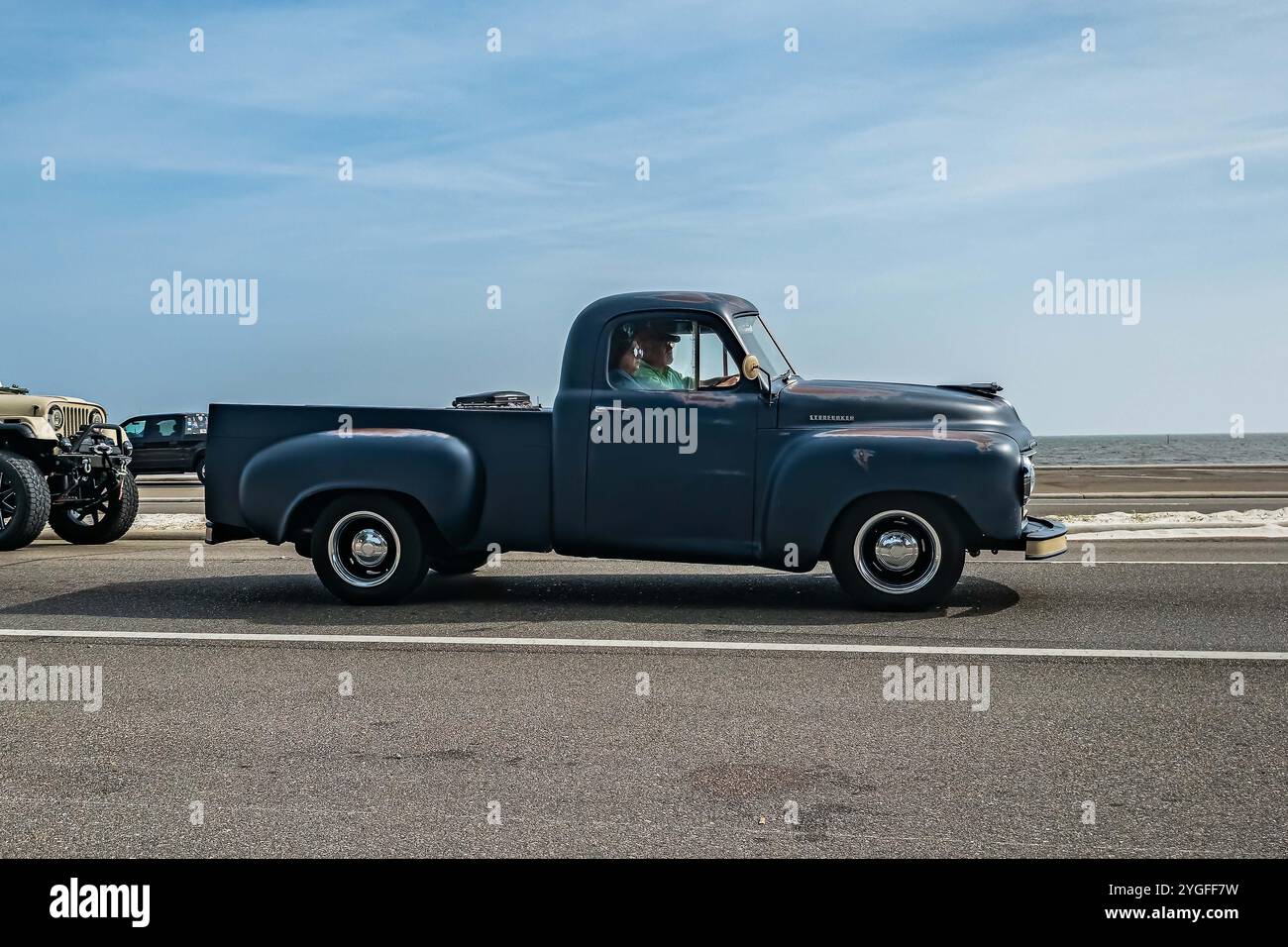 Gulfport, MS - 04. Oktober 2023: Weitwinkel-Seitenansicht eines 1949 Studebaker 2R10 Pickup Trucks auf einer lokalen Autoshow. Stockfoto
