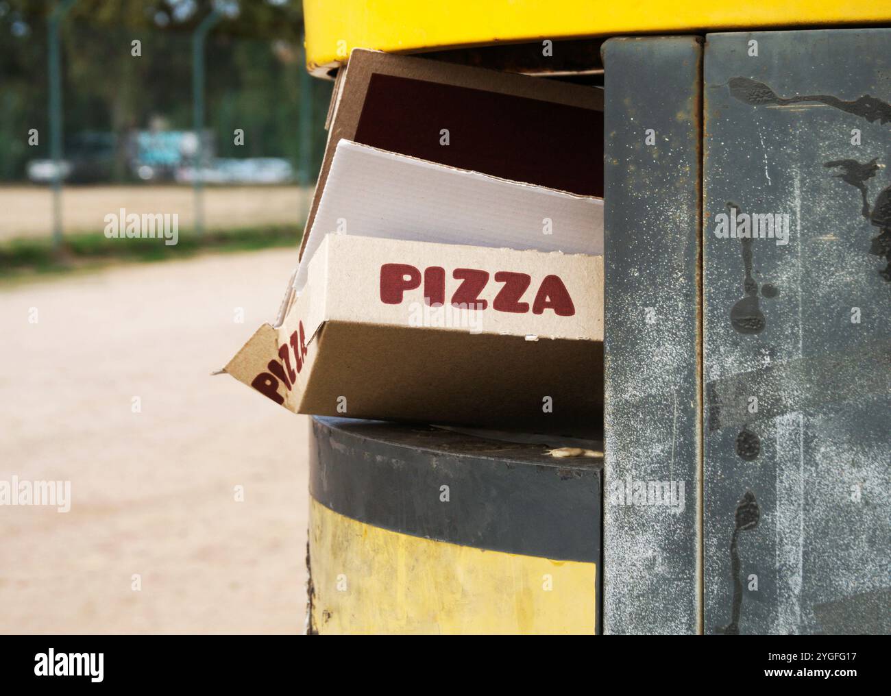 Pizzakarton in überlaufendem Mülleimer Stockfoto