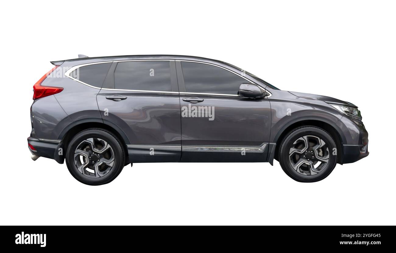Seitenansicht des eleganten dunkelgrauen SUV-Sportwagens ist auf weißem Hintergrund mit Beschneidungspfad isoliert. Stockfoto