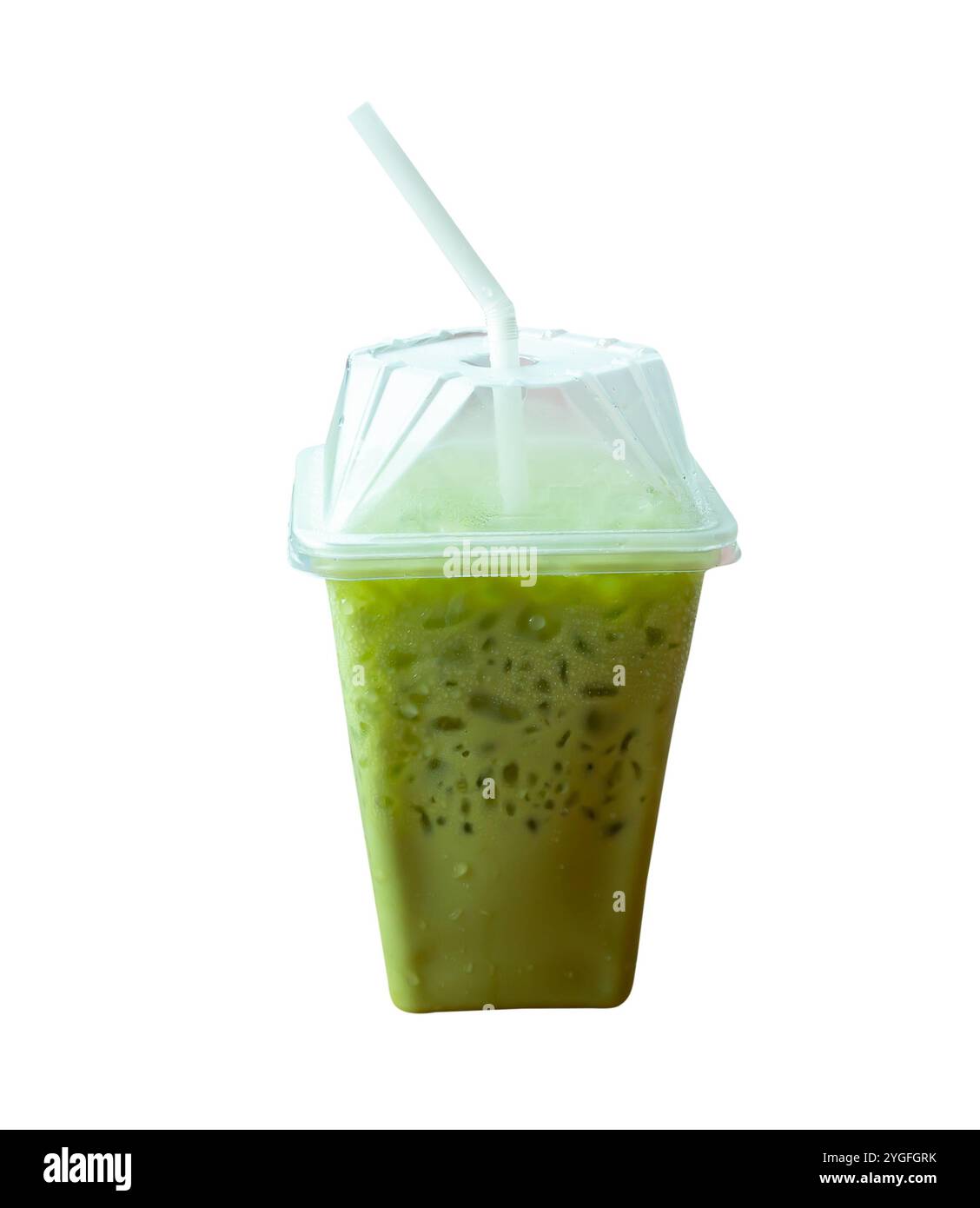 Eismatcha grüner Tee mit Kondensmilch in transparentem Kunststoffglas mit weißem Stroh ist auf weißem Hintergrund mit Schneidepfad isoliert. Stockfoto