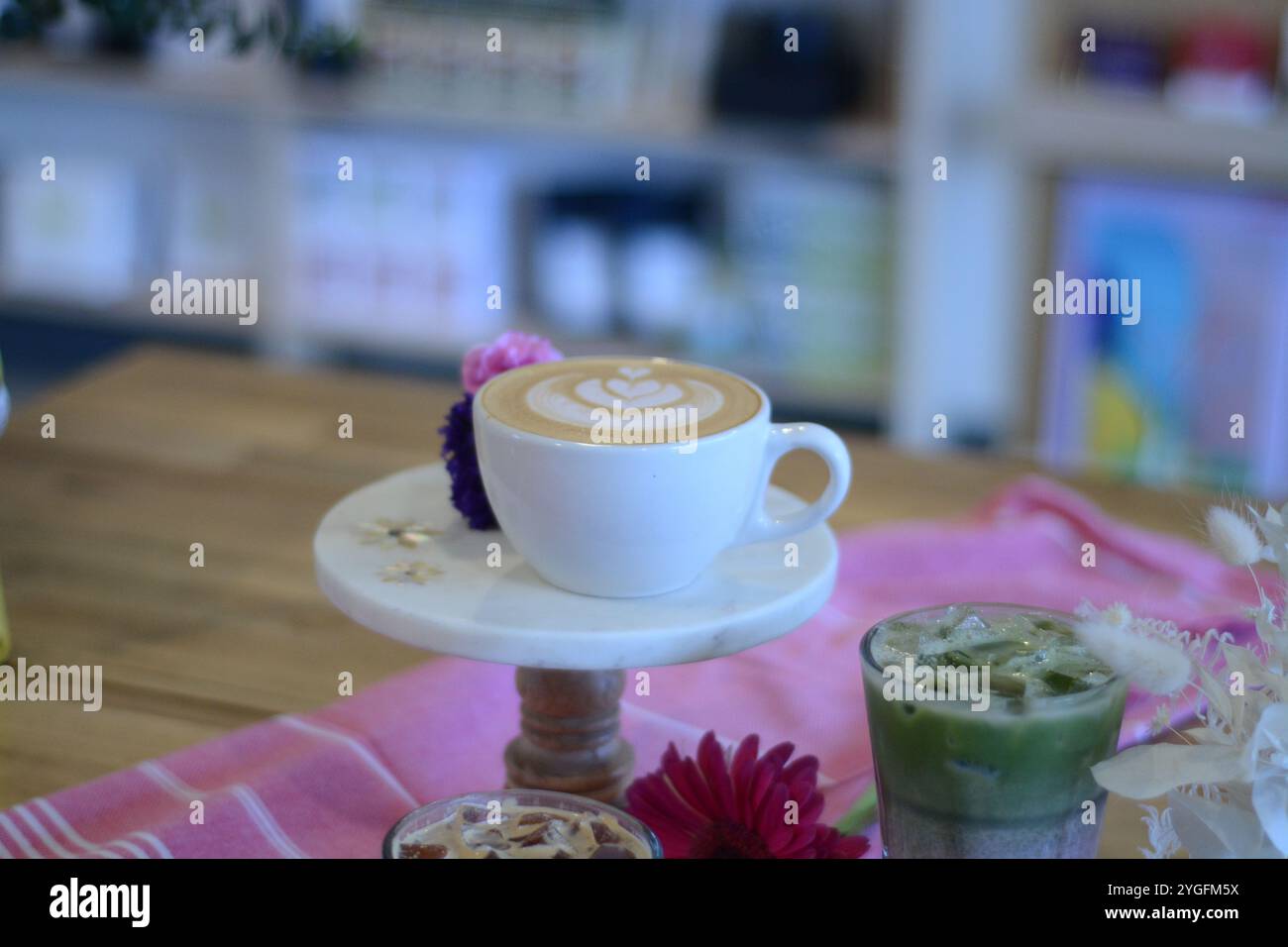 Latte und Matcha im Café Stockfoto