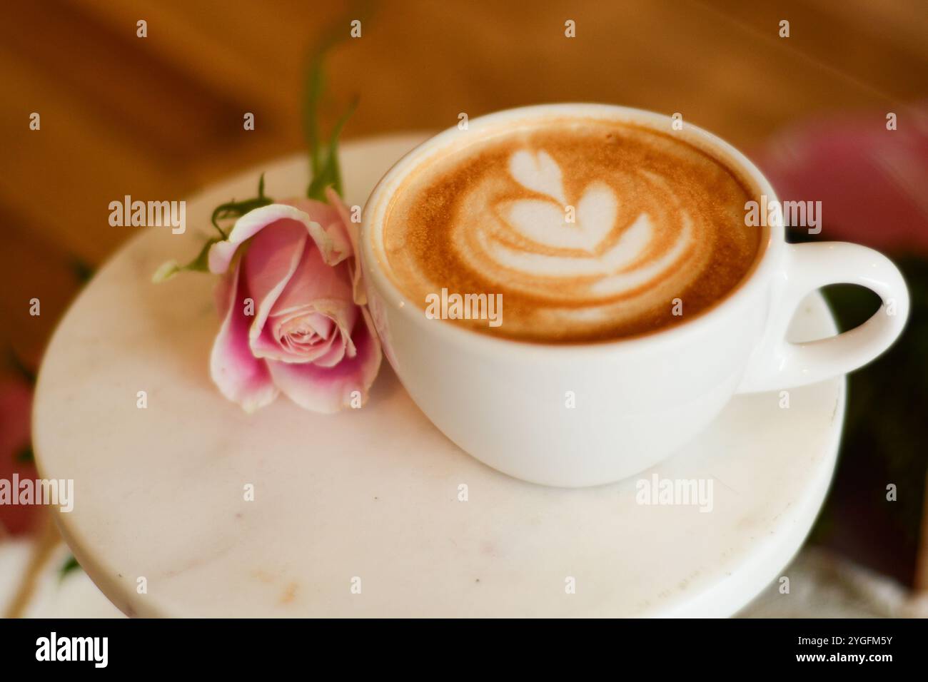 Wunderschöner Rose Latte im Cozy Coffee Shop Stockfoto