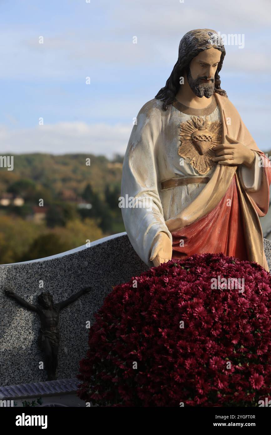 Tag und fest der Toten auf einem Landfriedhof. Friedhof, Grab, Gewölbe, Erinnerung an den Verstorbenen, katholische Religion, Chrysanthemen. Familientresor. Neu A Stockfoto