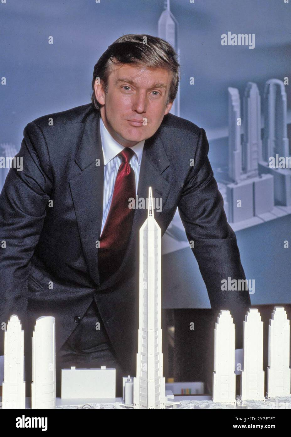 DONALD TRUMP amerikanischer Unternehmer 1985 mit einem Modell seiner abgebrochenen Manhattan-Entwicklungsprojekte Stockfoto