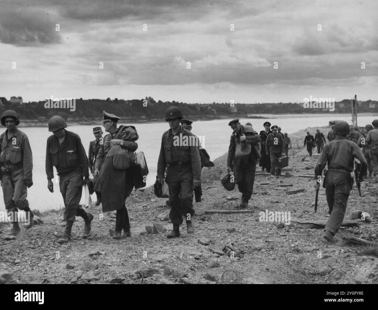 SAINT MALO, FRANKREICH - 18. August 1944 - deutsche Kriegsgefangene in Saint-Malo, Frankreich, wurden während der Schlacht von US-Soldaten eskortiert Stockfoto