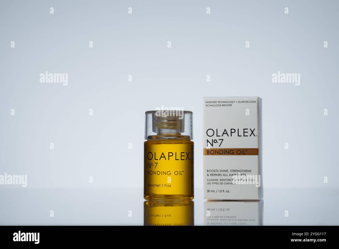 Straßburg, Frankreich - Oktober 2024 : Präsentation von Olaplex No. 7 Bonding Oil, in dem die Flasche und die Verpackung hervorgehoben werden. Hochwertiges Bild für Schönheitsprodukte für Stockfoto