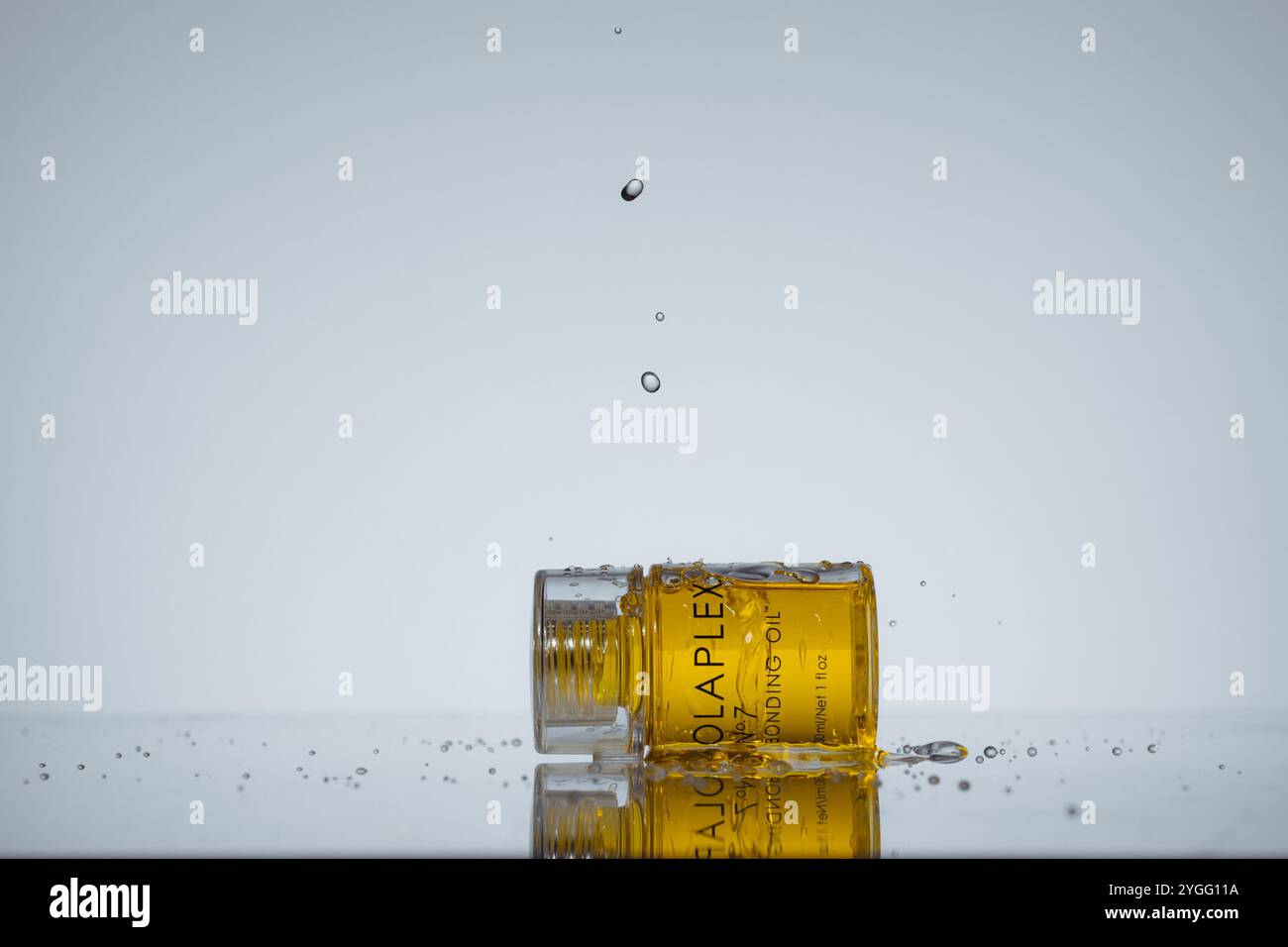 Straßburg, Frankreich - Oktober 2024 : Schauspiel von Olaplex No. 7 Bonding Oil, in dem die Flasche und Spritzwasser hervorgehoben werden. Hochwertiges Schönheitsprodukt im Stockfoto