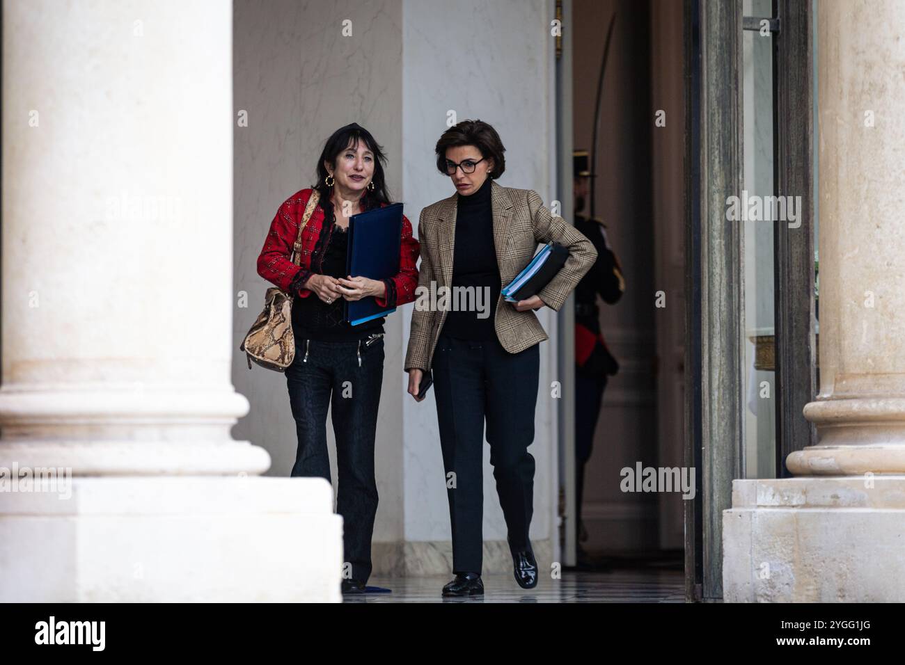 Paris, Frankreich. November 2024. Marie Claire Carrere-Gee (L), Delegierte der Ministerin beim Premierminister und zuständig für die Regierungskoordination, Rachida Dati (R), Ministerin für Kultur und Kulturerbe, die am Ende des rates der französischen Minister im Haupthof des Elysee-Palastes zu sehen war. Französische Minister trafen sich im Präsidentenpalast Elysée zu einem weiteren ministerrat in Paris. Quelle: SOPA Images Limited/Alamy Live News Stockfoto