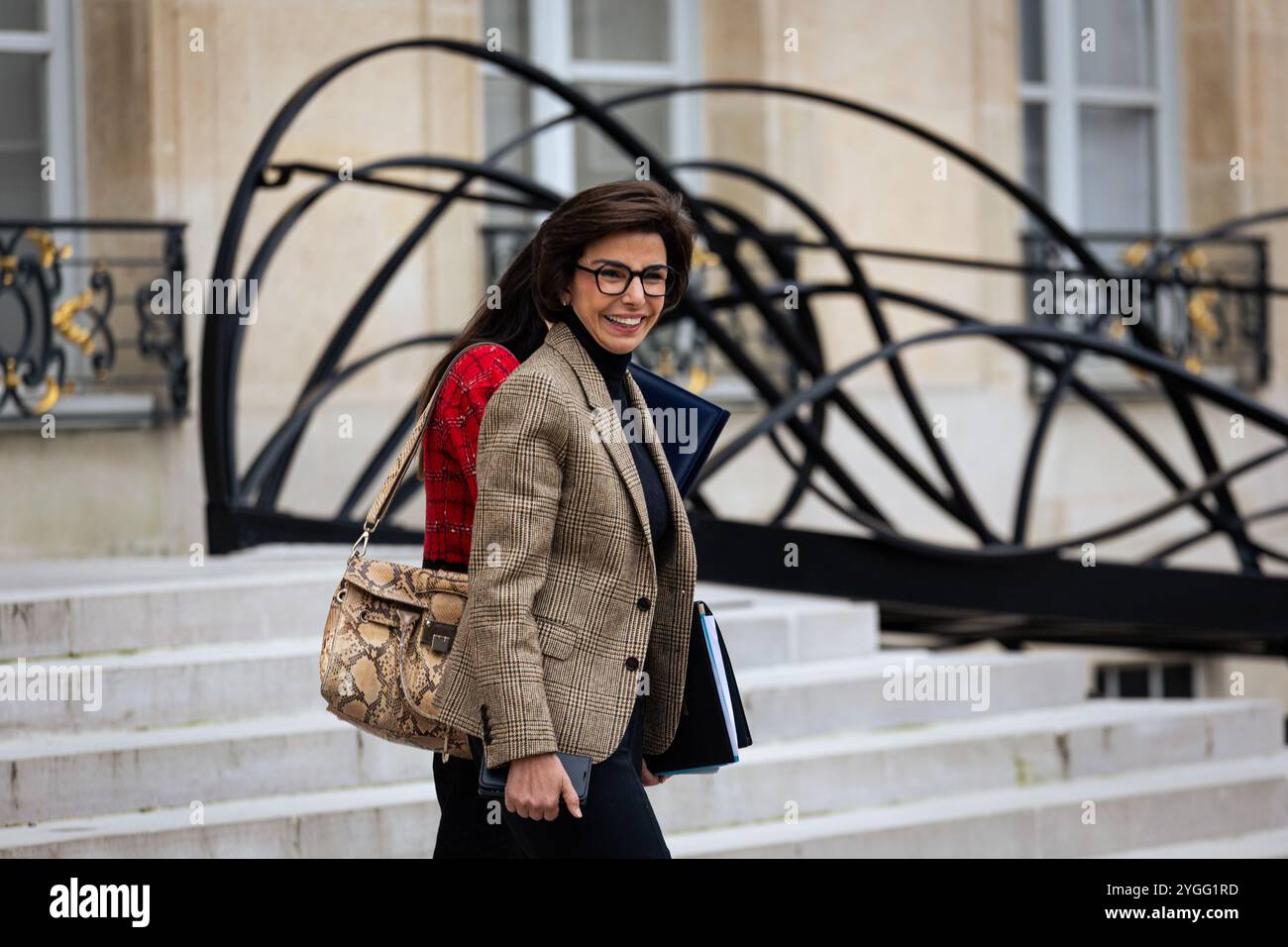 Paris, Frankreich. November 2024. Rachida Dati, Ministerin für Kultur und Kulturerbe, wurde am Ende des rates der französischen Minister im Haupthof des Elysee-Palastes gesehen. Französische Minister trafen sich im Präsidentenpalast Elysée zu einem weiteren ministerrat in Paris. Quelle: SOPA Images Limited/Alamy Live News Stockfoto