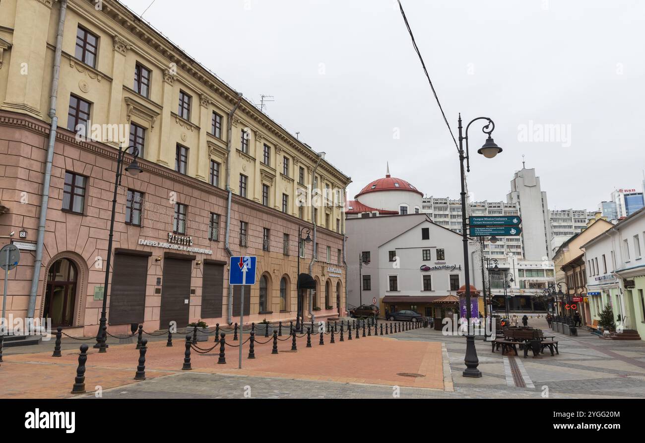 Minsk, Weißrussland - 3. Januar 2024: Blick auf die Komsomolskaja Straße, Menschen gehen an einem bewölkten Wintertag die Straße Stockfoto