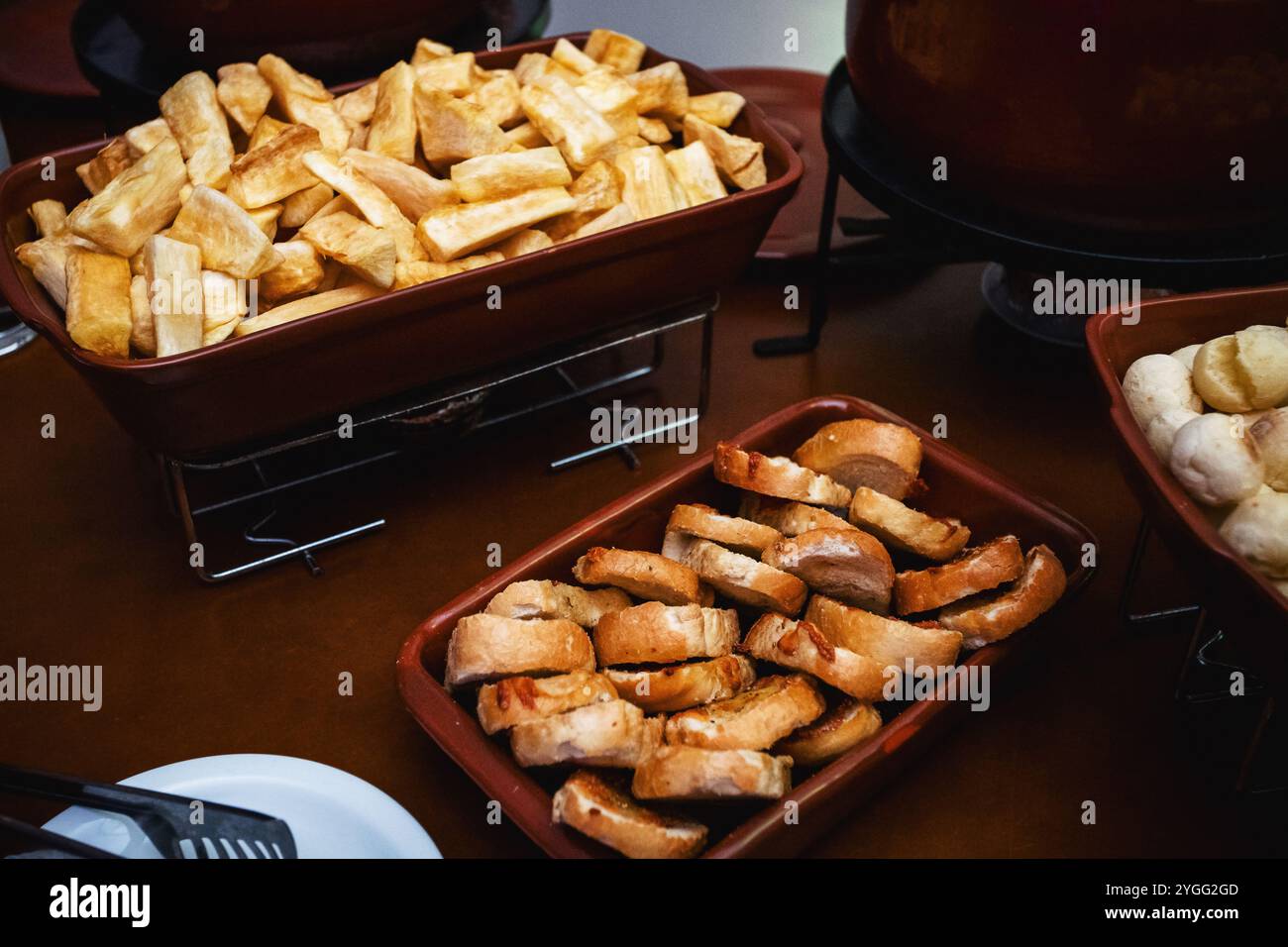 Maniok und französisches Brot, Selbstbedienung, Restaurant-Essen nach Kilo, serviert in Brasilien, mit typisch brasilianischen Speisen Stockfoto