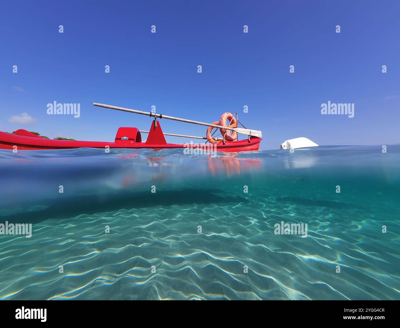 Typisches rotes Rettungsboot im Meer, Torre dell'Orso, Italien Stockfoto