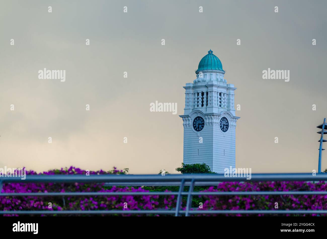 Uhrenturm des Victoria Theatre und der Victoria Memorial Hall, Singapur City Stockfoto