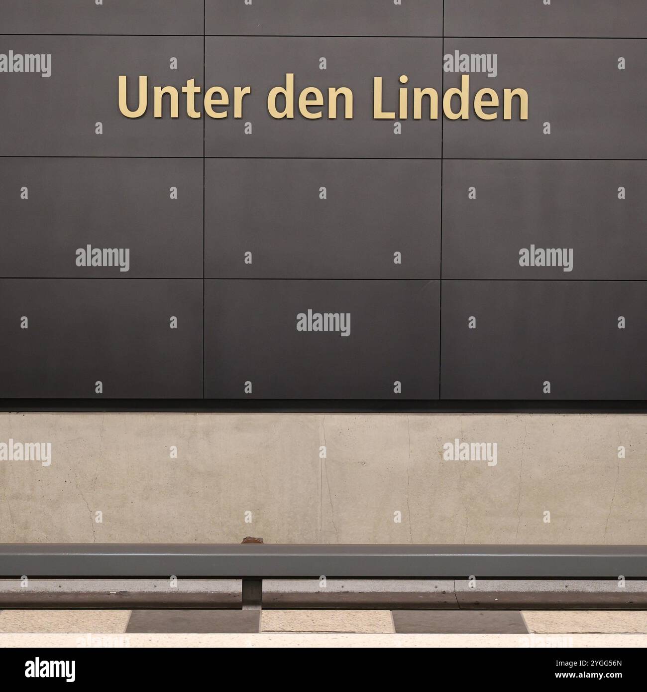 Unter den Linden. goldene Schrift. U-Bahn. schwarze Tafel. Berlin. Bahnhof. Design. Gleis. Schiene. Blackboard. Glänzend. Kunst. Art. nobel. Stockfoto