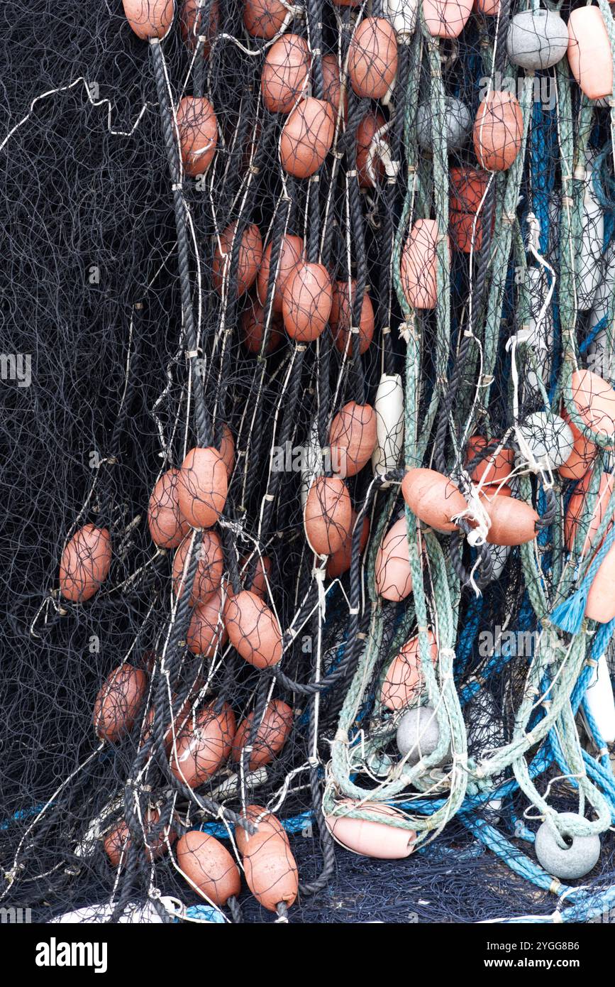 Nylon-Fischernetz mit Schwimmer Linie an kleinen Schwimmern aus Kunststoff befestigt Stockfoto